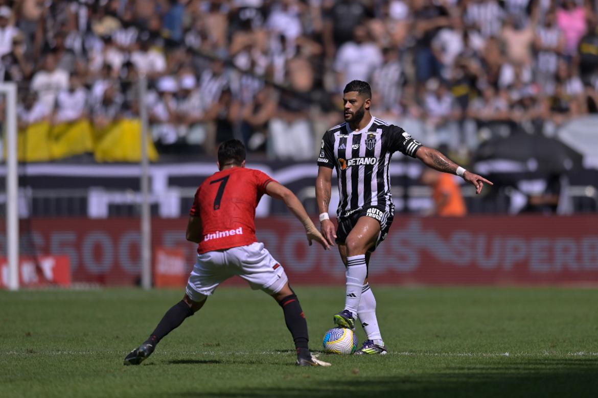 Hulk foi o capitão no empate entre o Galo e Atlético-GO neste domingo (30)