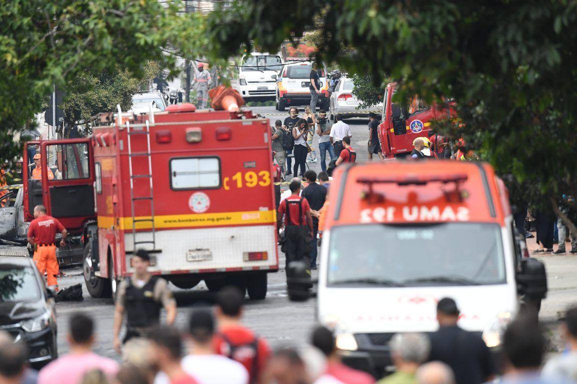 Cidades - Um aviao de pequeno porte , prefixo PR - ETJ , caiu , na manha desta segunda - feira ( 21 ) , na esquina das ruas Minerva com Belmiro Braga , no bairro Cai ara , na Regiao Noroeste de Belo Horizonte MG . Fotos: Alex de Jesus / O Tempo 21/10/2019