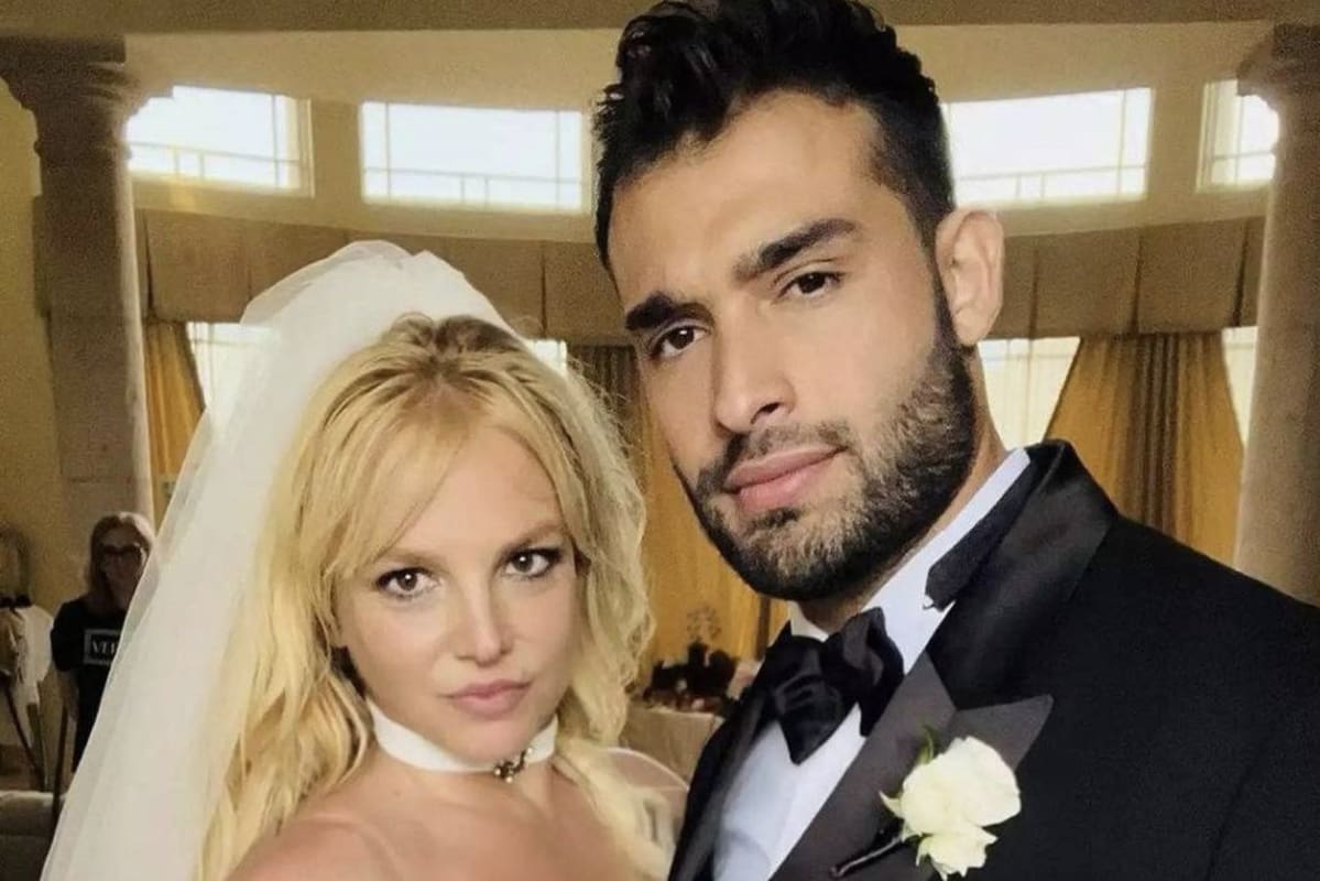 Britney Spears e Sam Asghari durante cerimônia de casamento