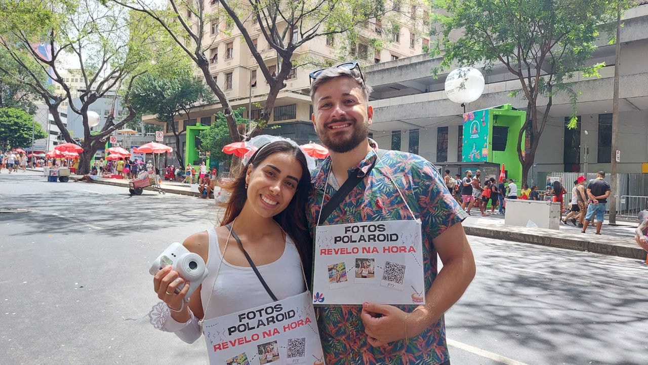 O casal de professores Aryane Baeto e Matheus Braga no Carnaval de BH