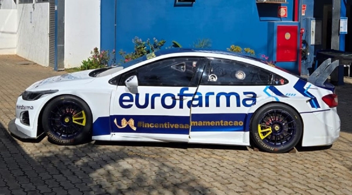 Carro da equipe recebeu pintura nas cores branca e azul