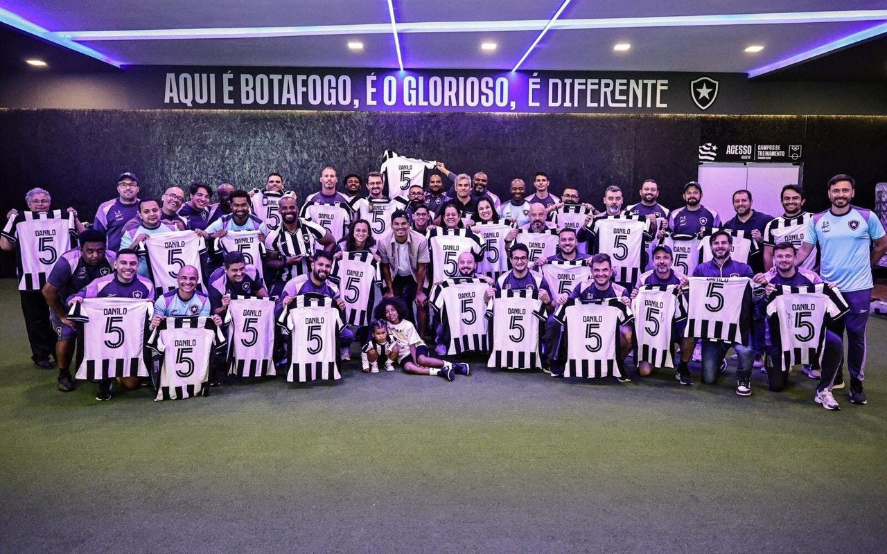 Danilo Barbosa ao lado de funcionários do Botafogo (Foto: Arthur Barreto/Botafogo)