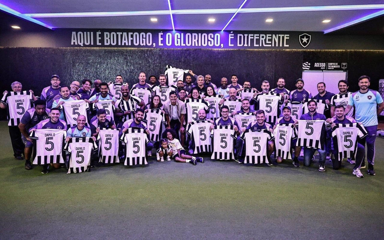 Danilo Barbosa ao lado de funcionários do Botafogo (Foto: Arthur Barreto/Botafogo)