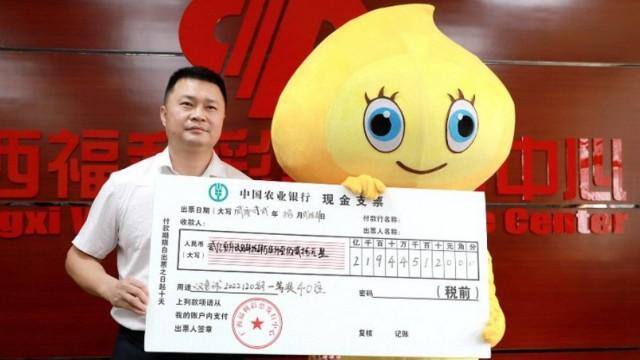 Ganhador de loteria na china foi receber o prêmio fantasiado com personagem de desenho animado para não ser reconhecido