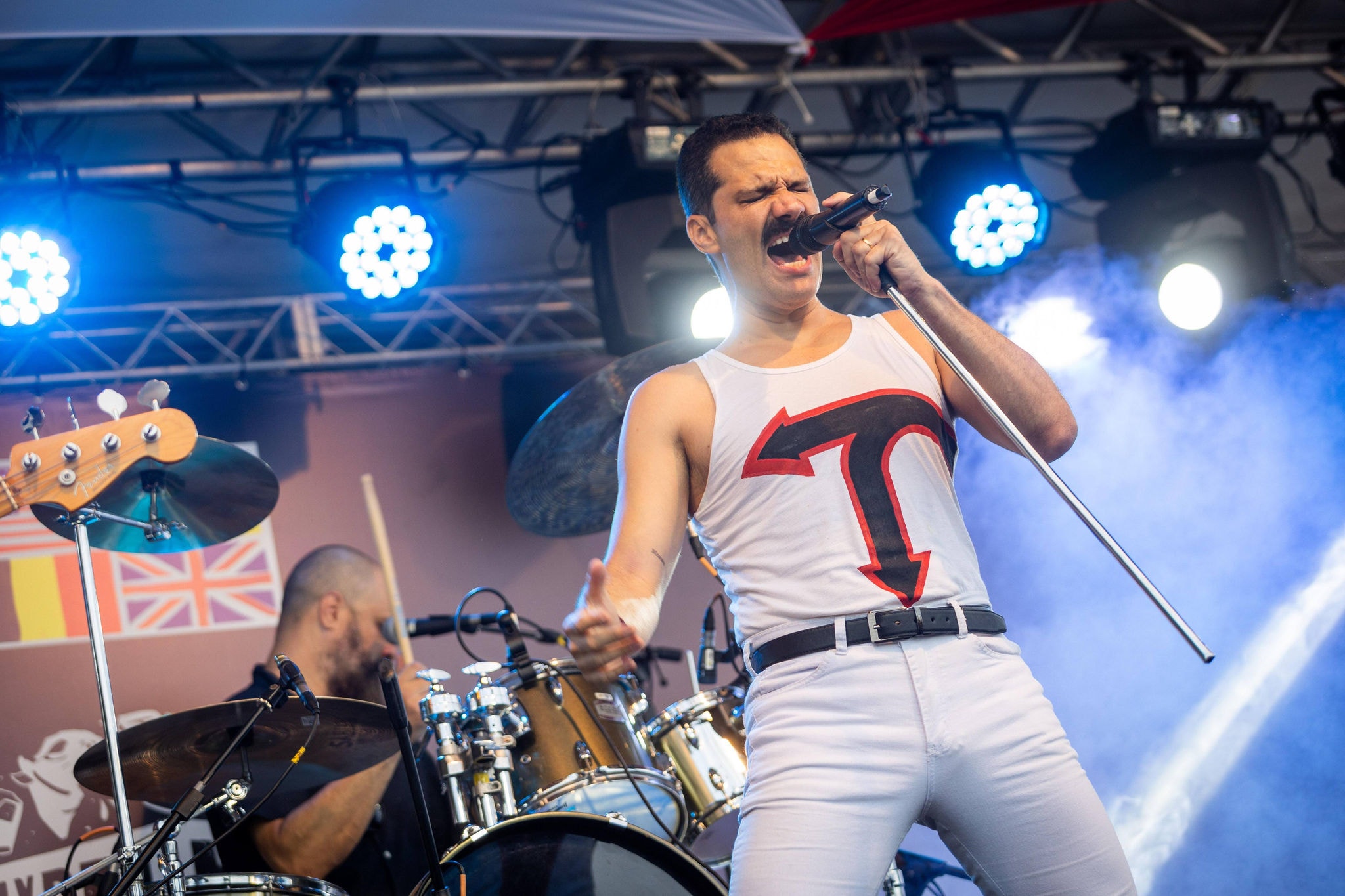 Reinaldo Armand impressiona pela semelhança com o ex-vocalista do Queen, Fred Mercury