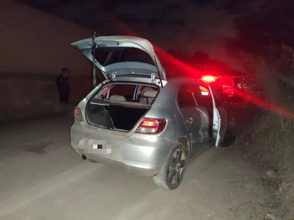Carro foi abandonado próximo a mata