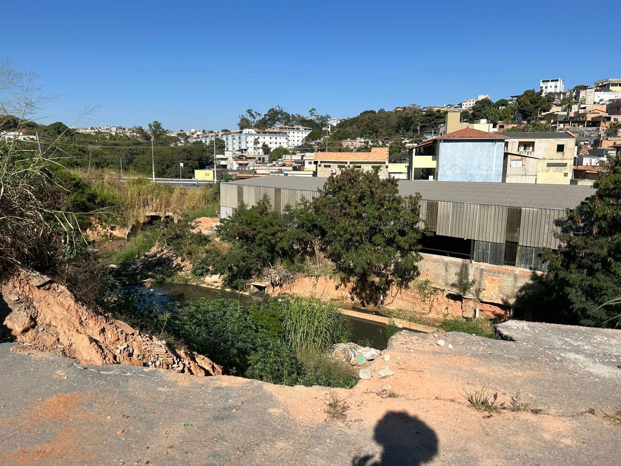 Moradores do bairro Cristina  em Santa Luzia, reclamam de buraco gigante há anos