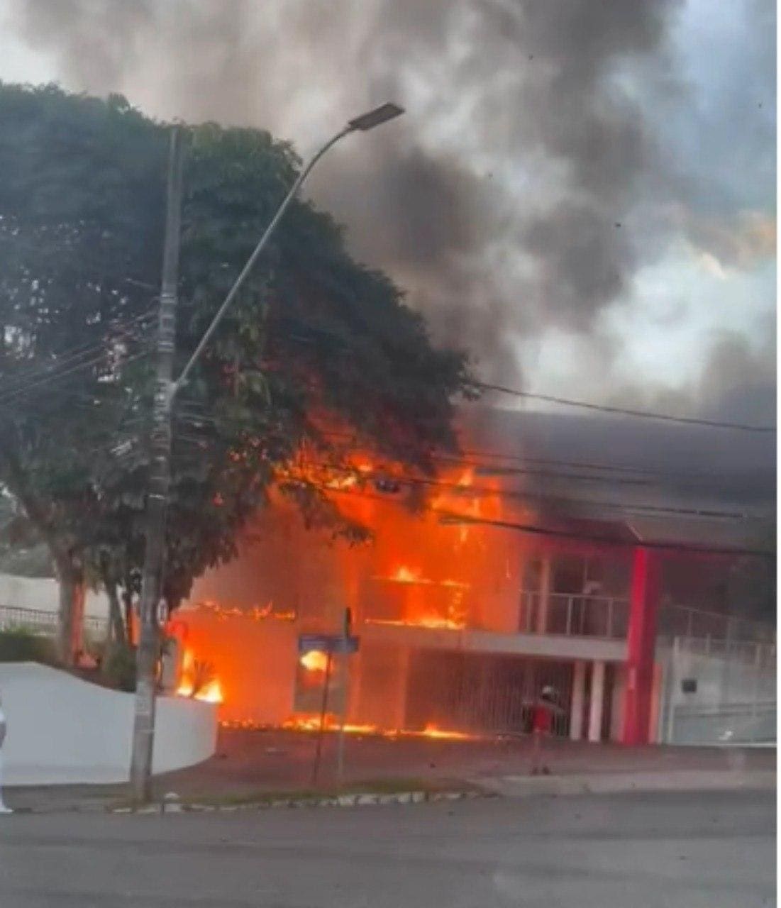 Laboratório pega fogo na Praça da Bandeira, em Belo Horizonte