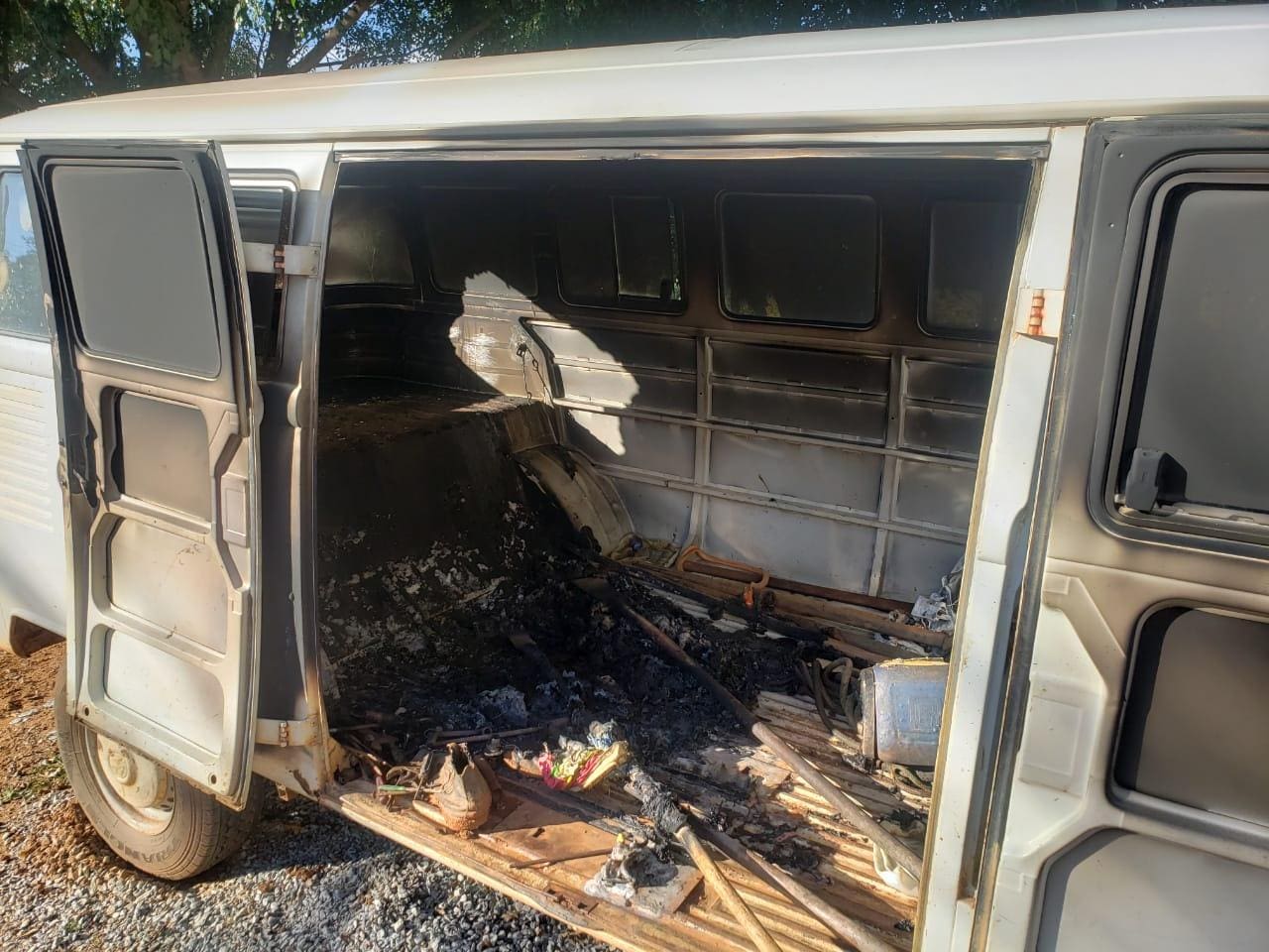 Vítimas foram colocadas em Kombi que foi incendiada por autor de latrocínio