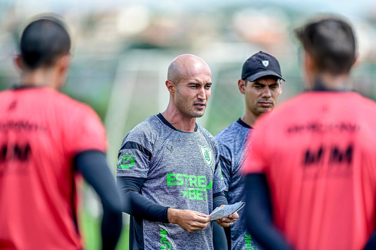 Técnico Cauan de Almeida passa instruções para os jogadores do América 