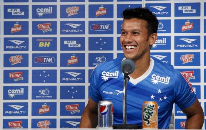 Jogador completou 33 anos na quarta-feira e foi presenteado com belo gol de fora da área