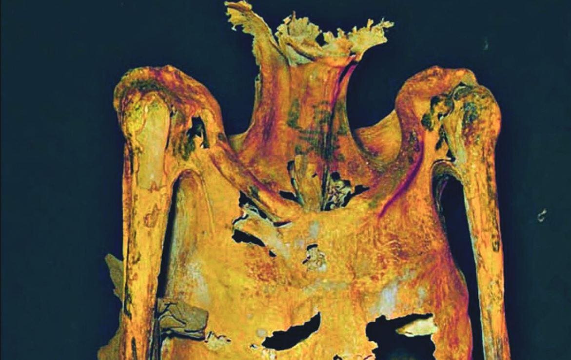 Revelação Múmia milenar apresenta tatuagens no pescoço, nos ombros e nos braços; cientistas dizem que as imagens são uma mostra da religiosidade da mulher