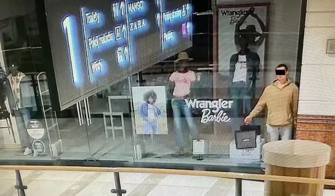 homem finge manequim para roubar loja de joias na Polônia