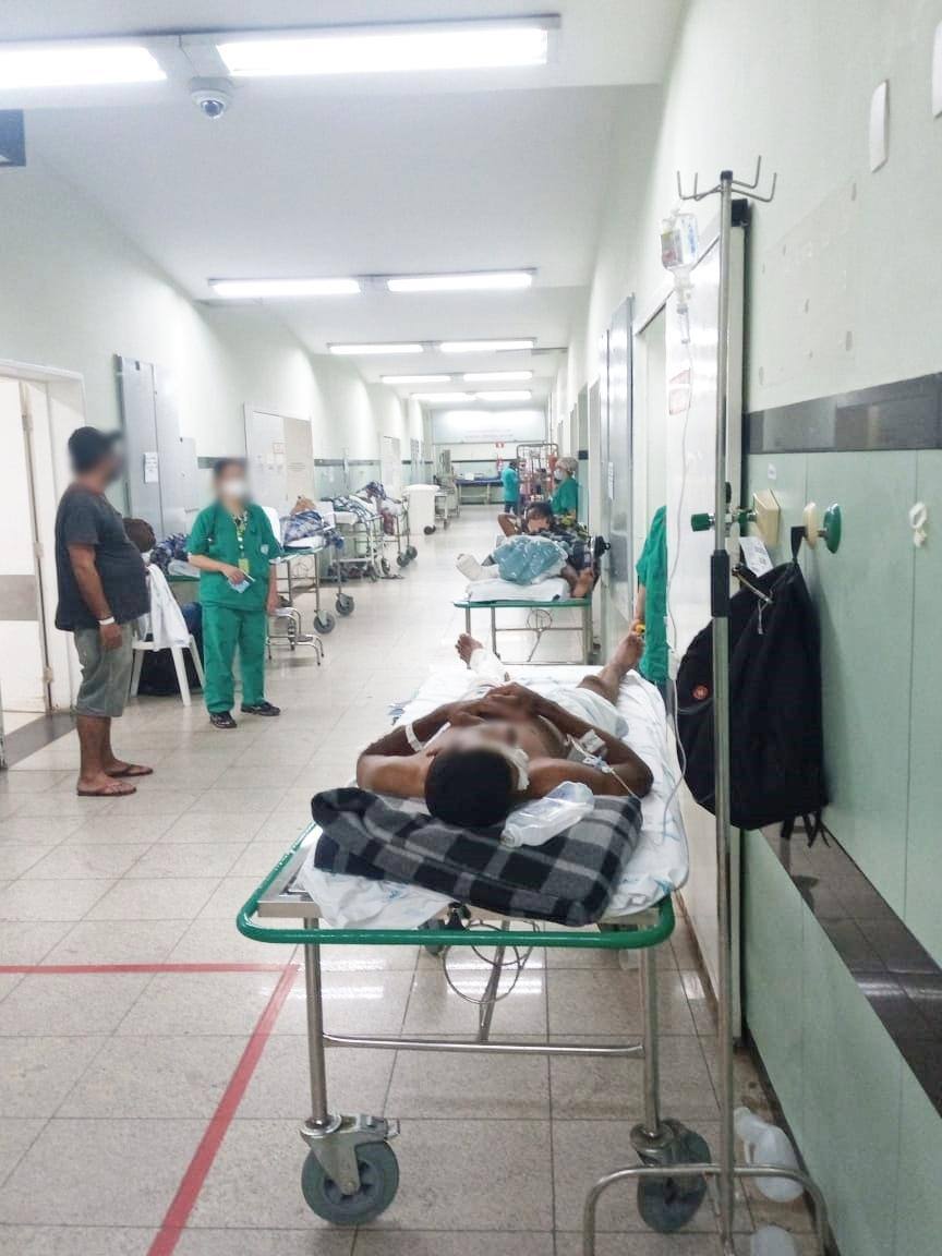 Imagens divulgadas pela Asthemg mostram pacientes nos corredores