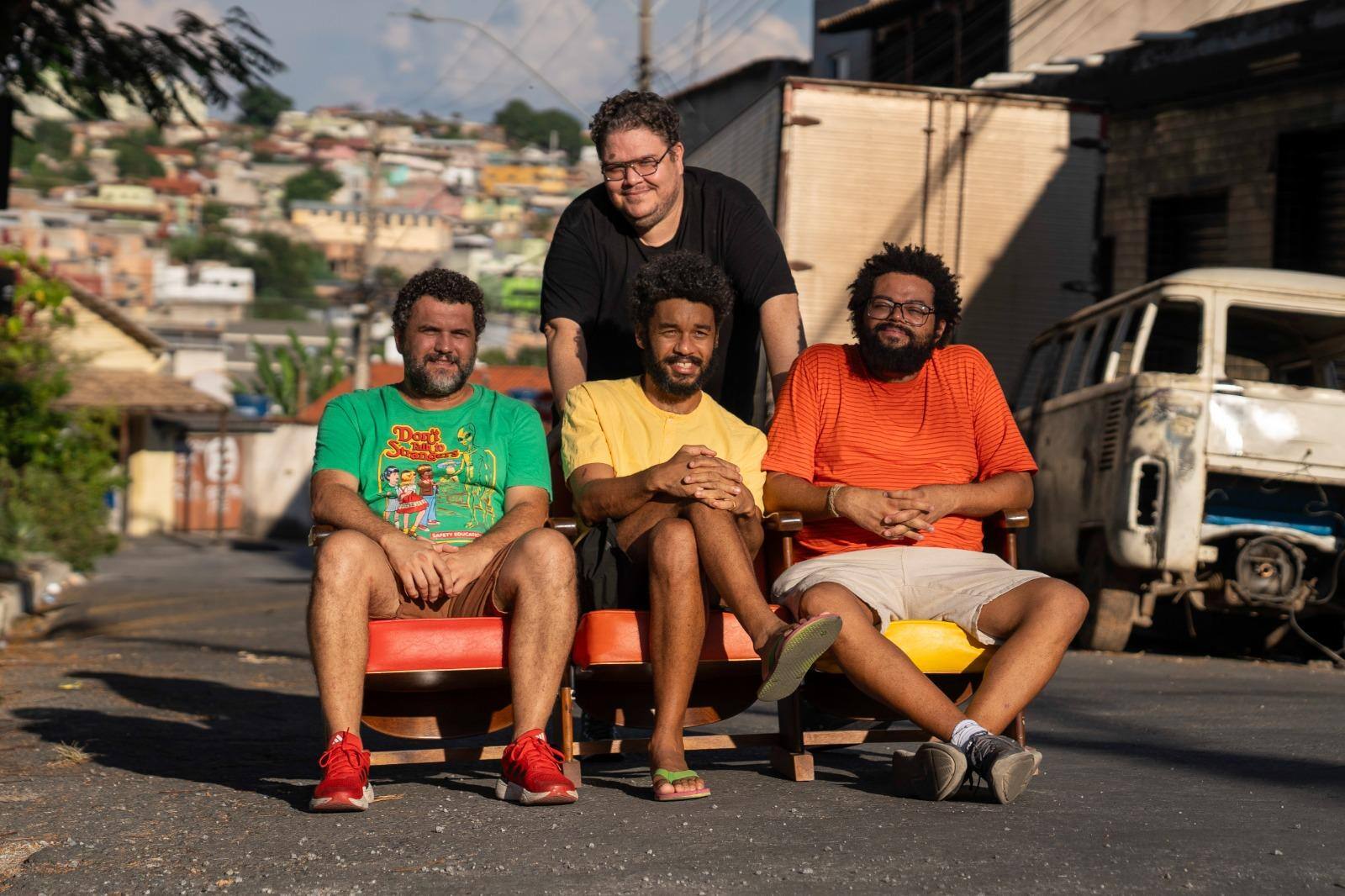 O quarteto por trás da produtora Filmes de Plástico, formado por Thiago Macêdo Correia (de pé), Maurílio Martins, Gabriel Martins e André Novais de Oliveira (da dir. para a esq.)