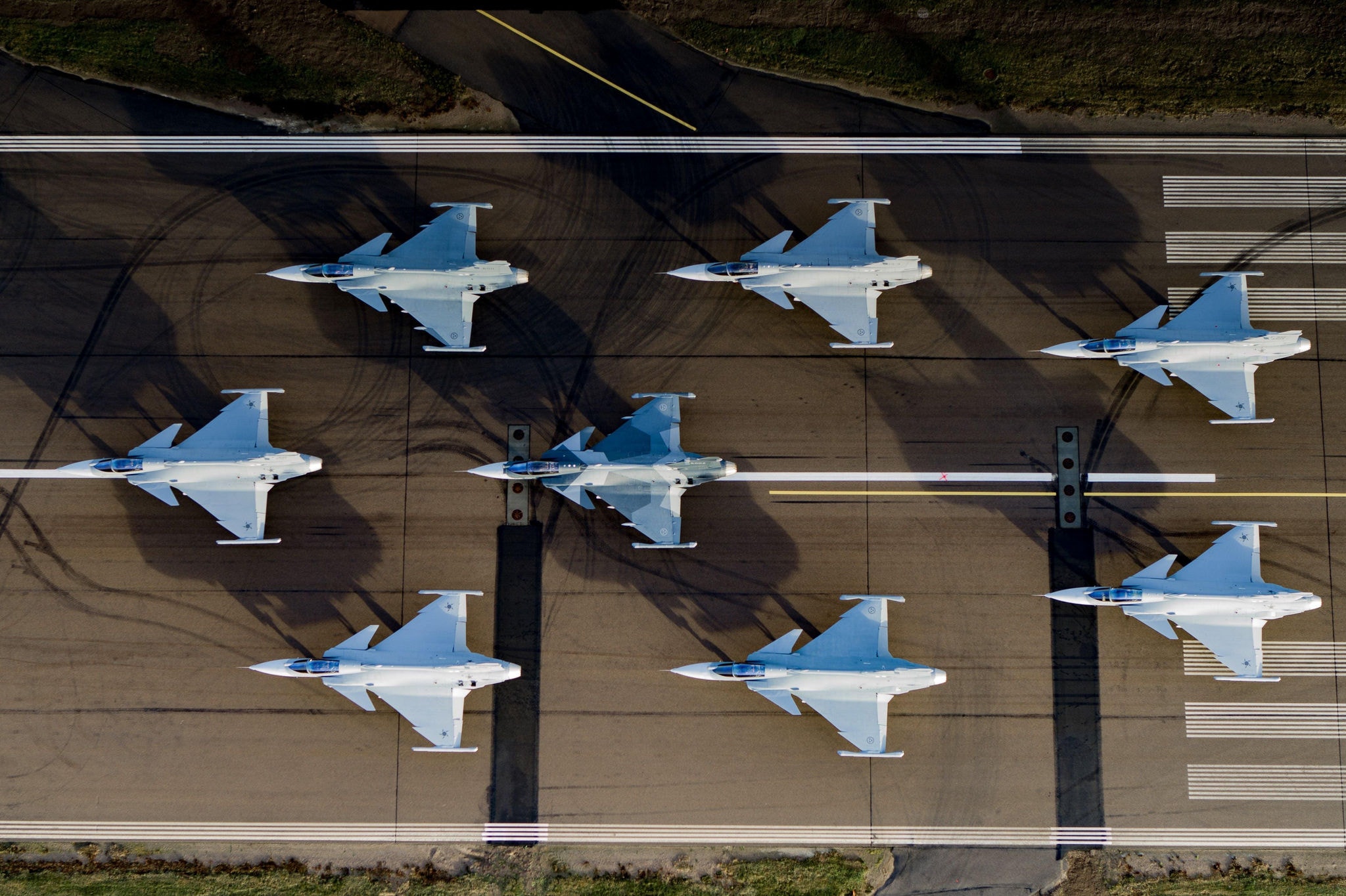 Caças F-39 Gripen na pista de pouso da fabricante sueca