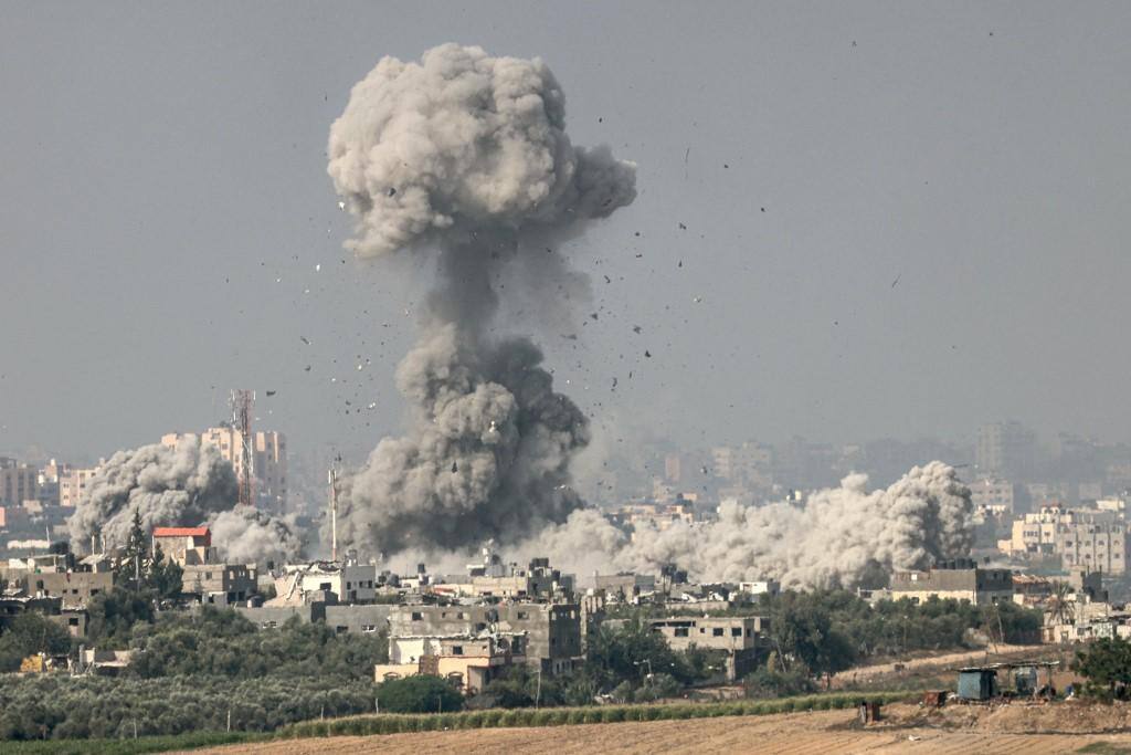Uma foto tirada da cidade de Sderot, no sul de Israel, em 23 de outubro de 2023, mostra fumaça e destroços subindo sobre o norte da Faixa de Gaza após um ataque israelense
