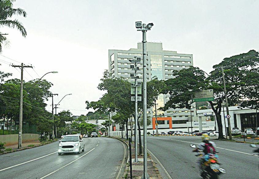 Radares em frente ao Campus II do Cefet