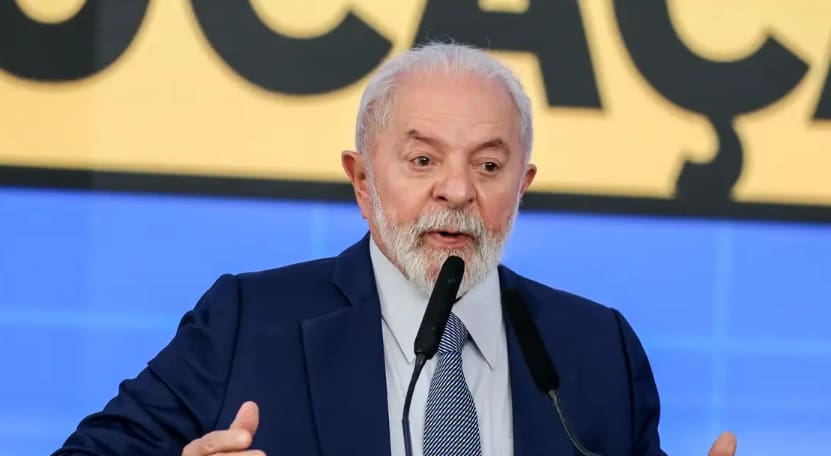 O presidente da República, Luiz Inácio Lula da Silva, durante a partida para a Ilha do Sal, Cabo Verde, na Base Aérea de Brasília