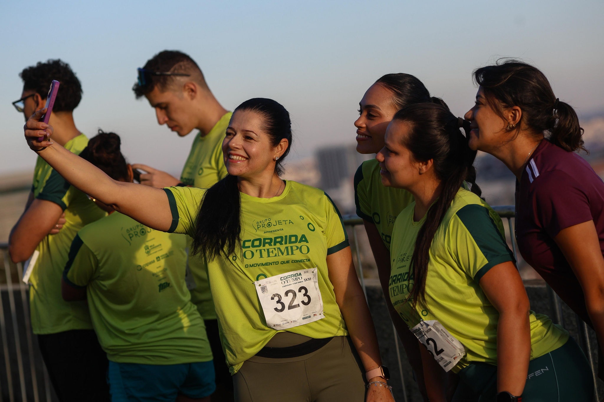 Atletas e famílias movimentam o Mirante Belvedere antes da Corrida O TEMPO