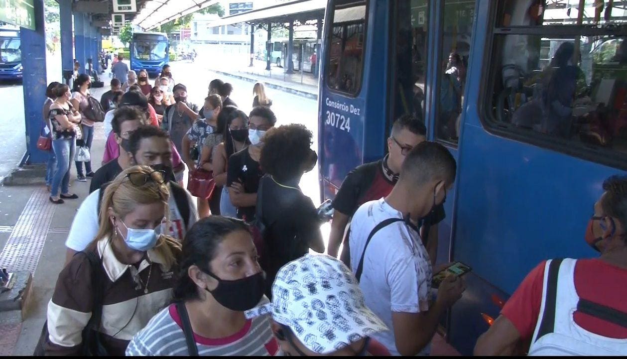 Passageiros aguardam para entrar em ônibus na Estação Diamante, em Belo Horizonte