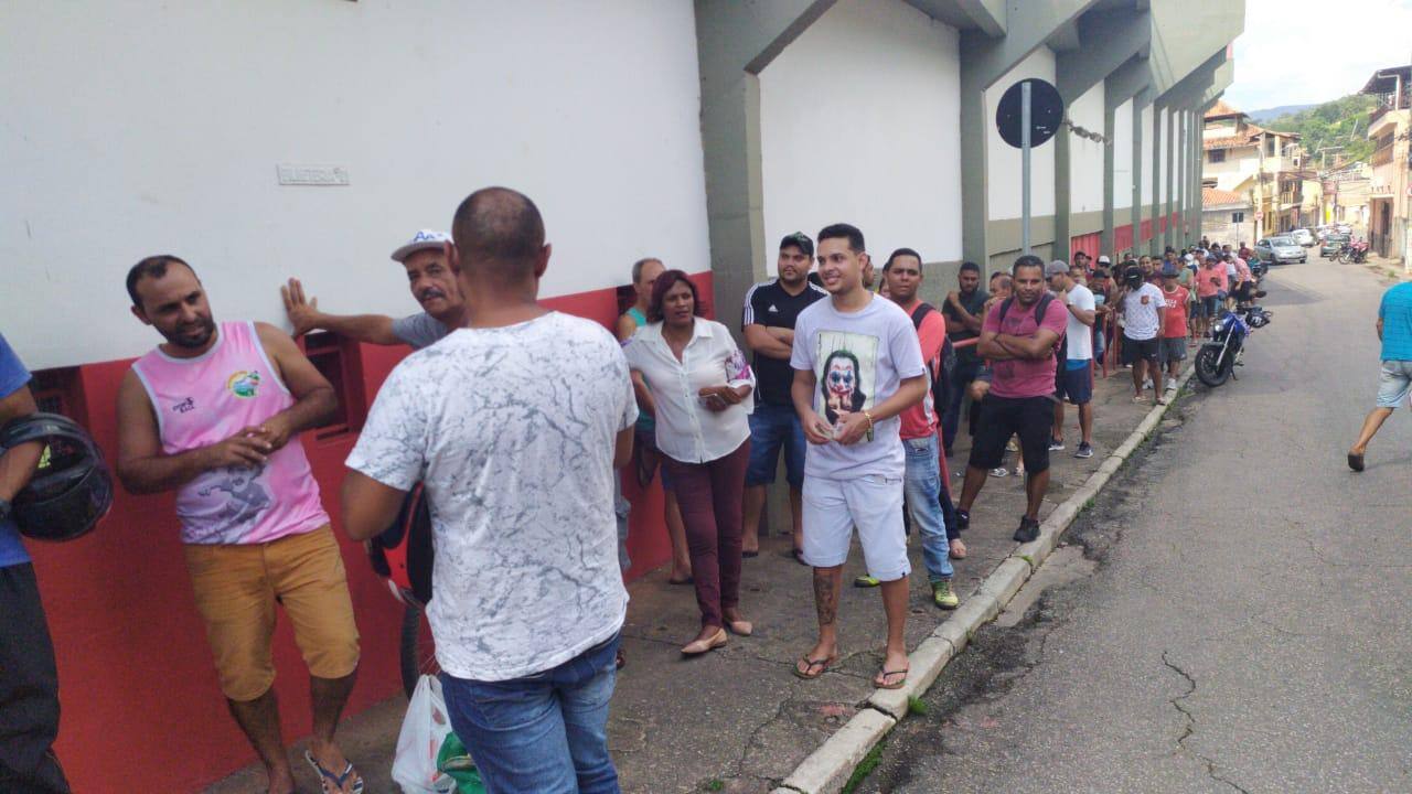 Torcedores na porta do Castor Cifuentes