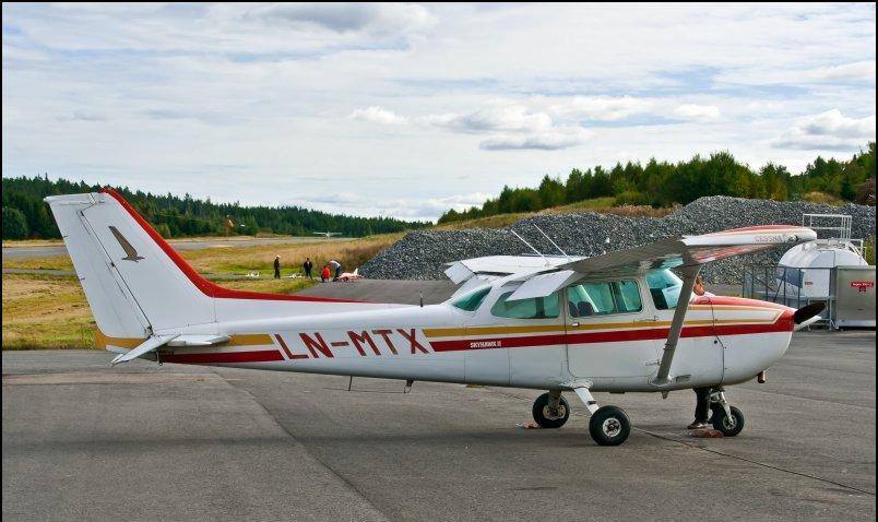 O Cessna 172P atingiu uma árvore, uma caixa de correio e um veículo estacionado e desocupado