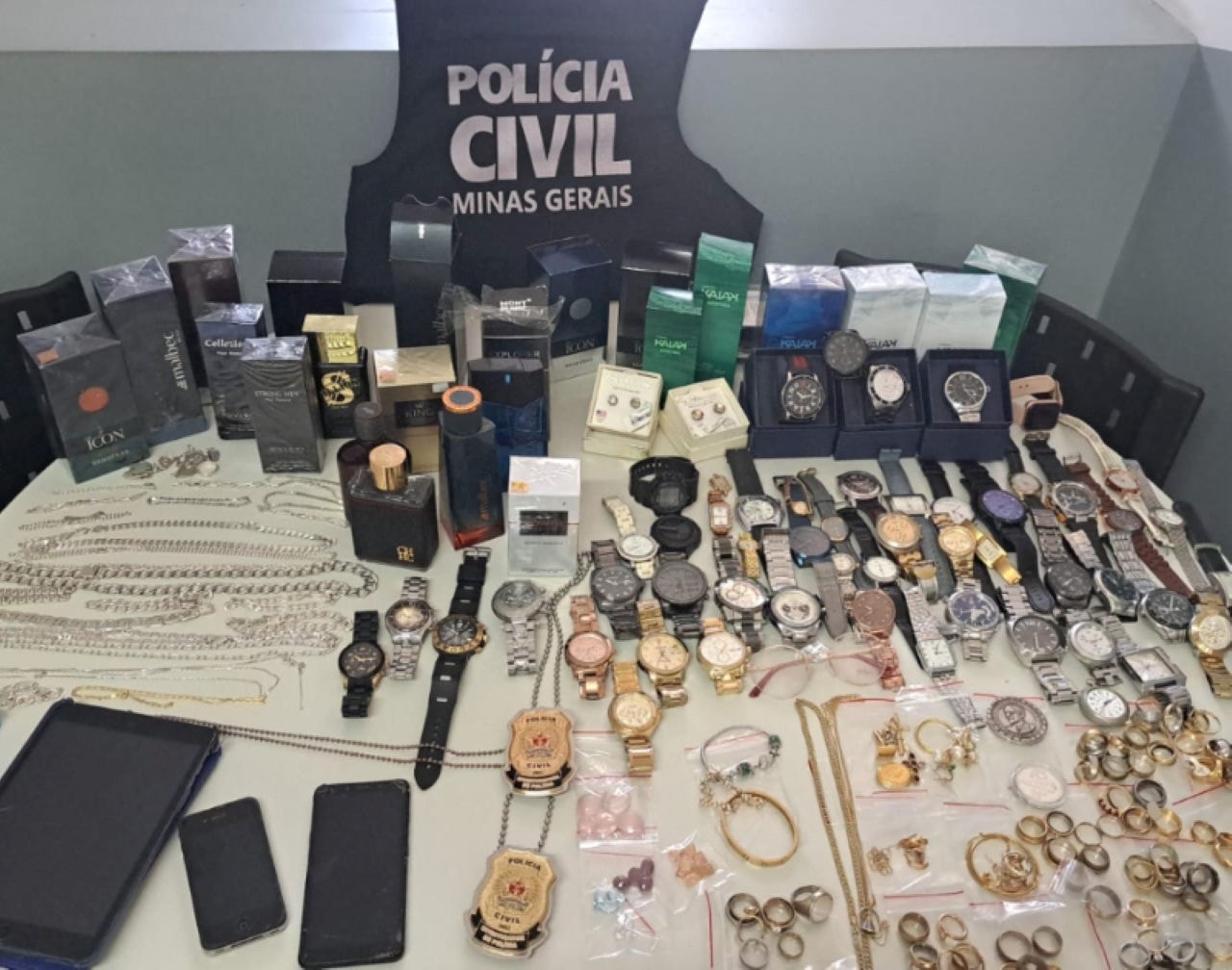 Polícia Civil apreendeu grande quantidade de relógios de luxo na casa do idoso suspeito no Barreiro