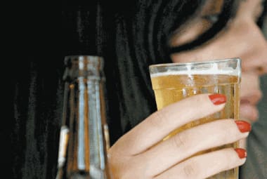 De acordo com pesquisas, o consumo antes dos 16 anos aumenta significativamente o risco de beber em excesso na idade adulta