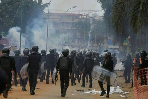 Soldados reprimem manifestações na capital da Costa do Marfim contra o governo
