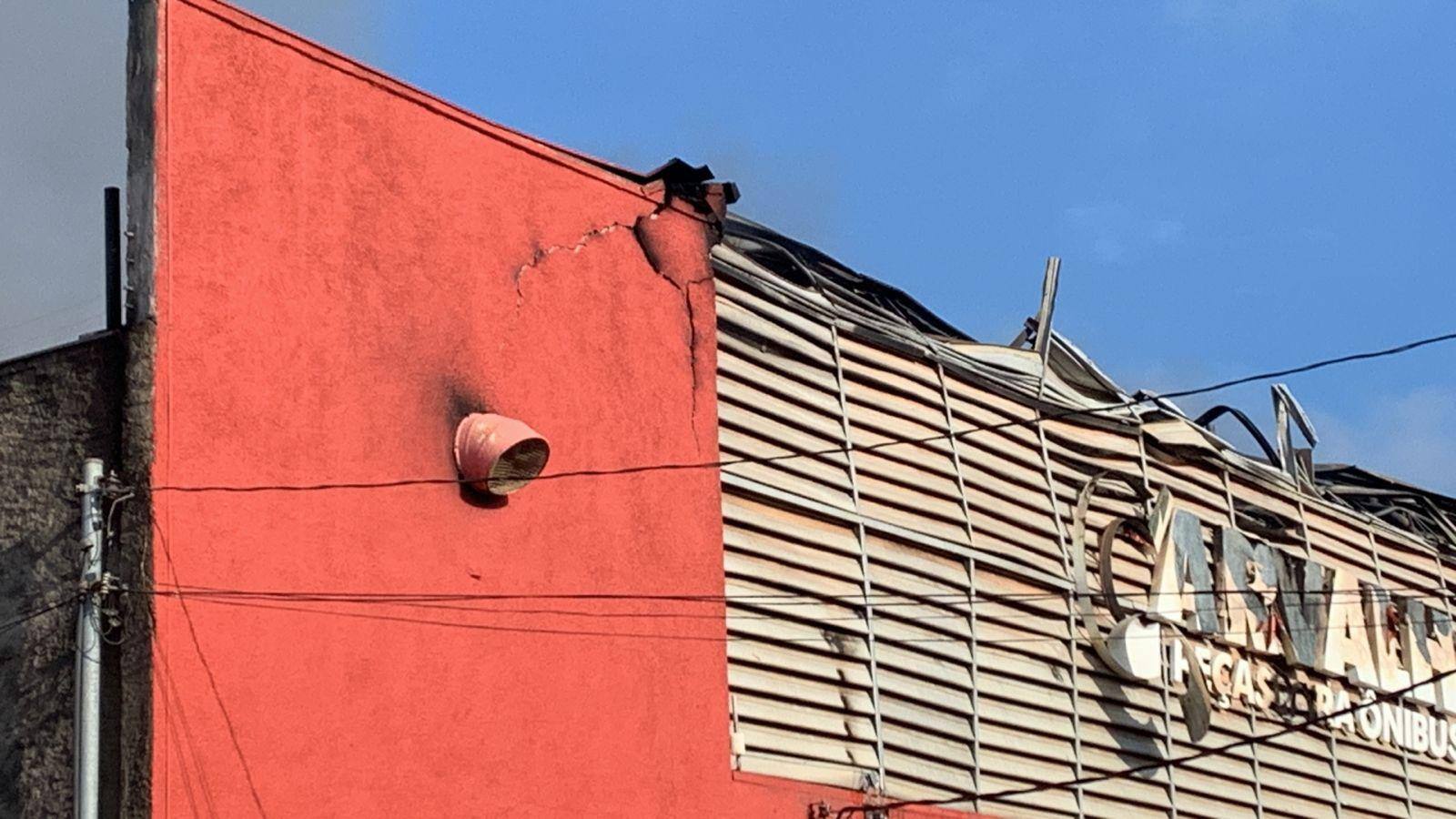 Trincas em imóvel incendiado no bairro Cachoeirinha