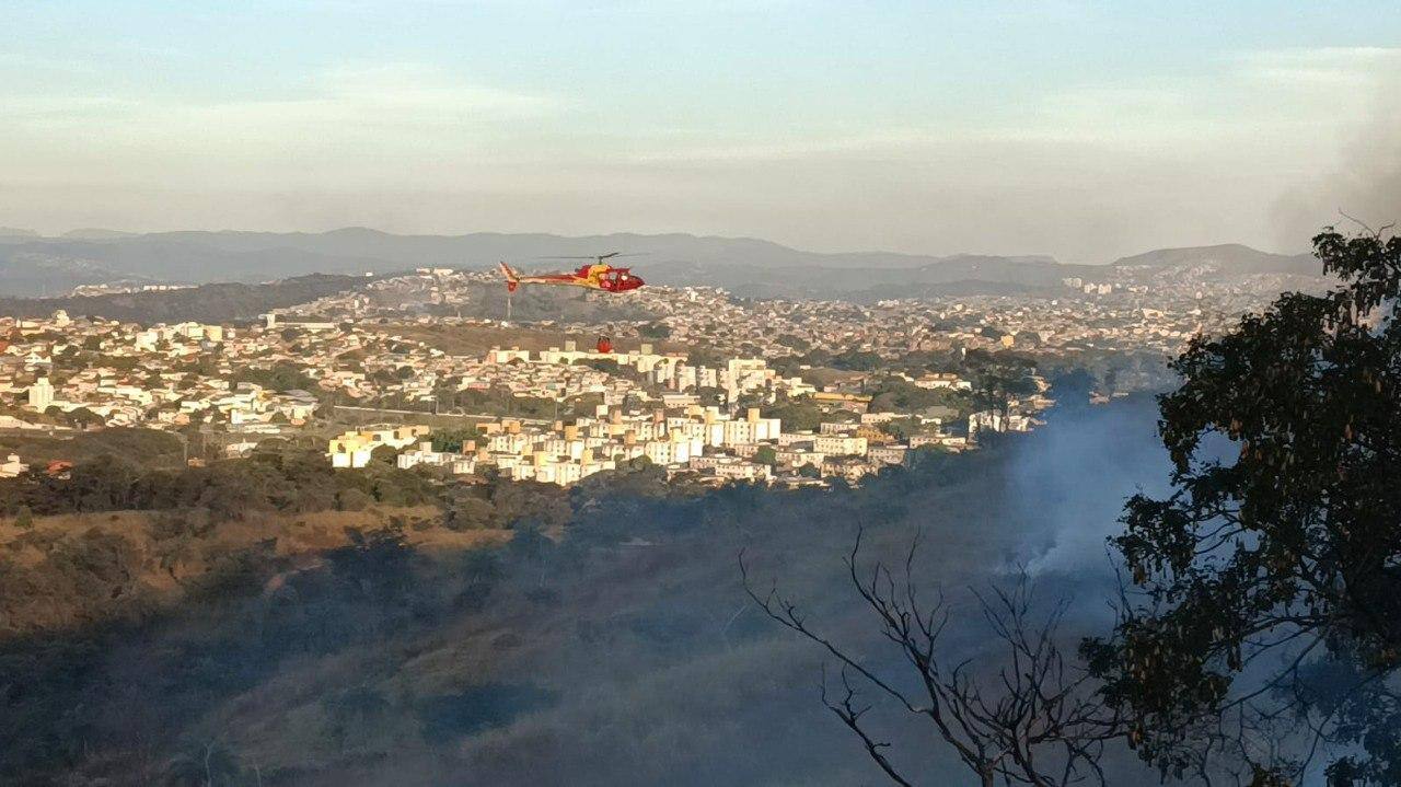 Dois helicópteros precisaram ser acionados para combater as chamas no parque