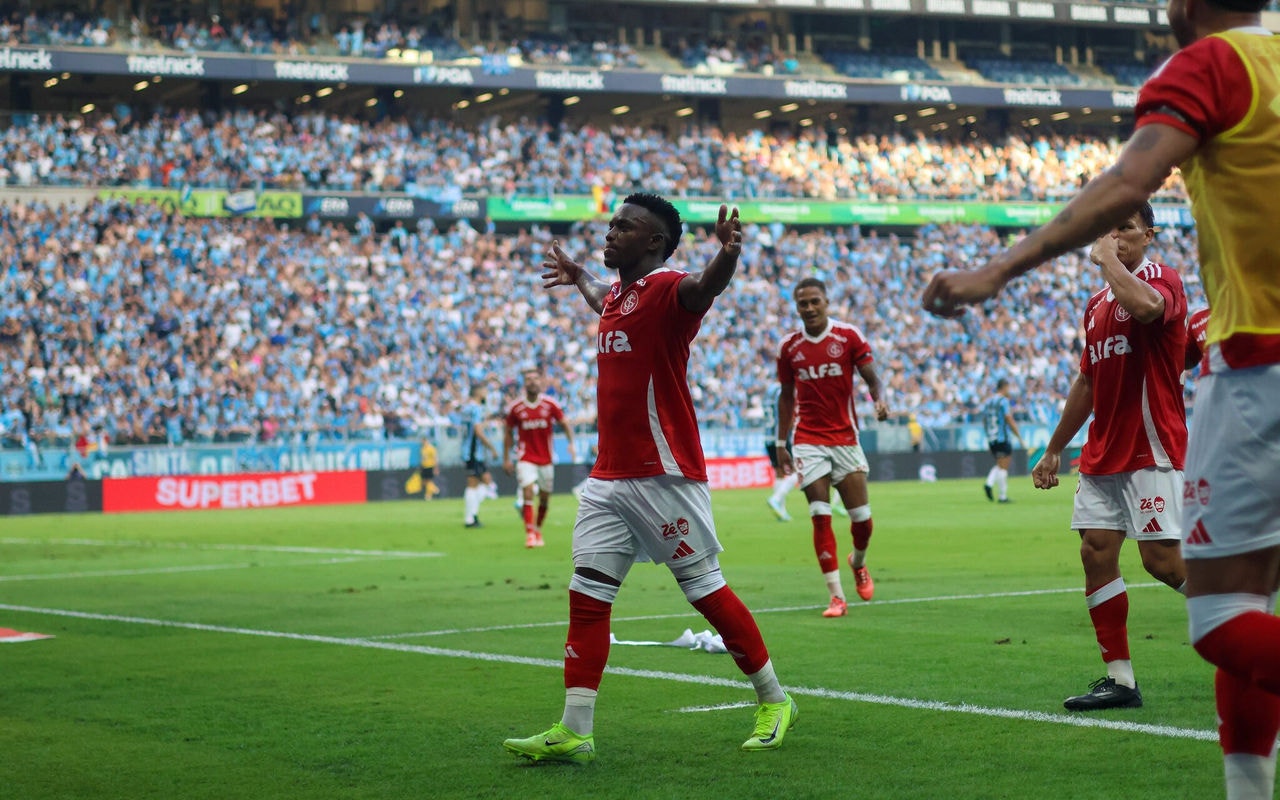 Carbonero comemora gol no 2 a 0 sobre o Grêmio, na Arena (Foto: Ricardo Duarte/SC Internacional)