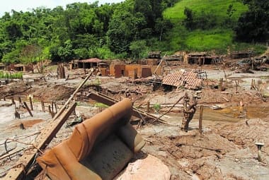 O rompimento da barragem em Mariana causou prejuízos em 36 municípios mineiros e capixabas ao longo do Rio Doce