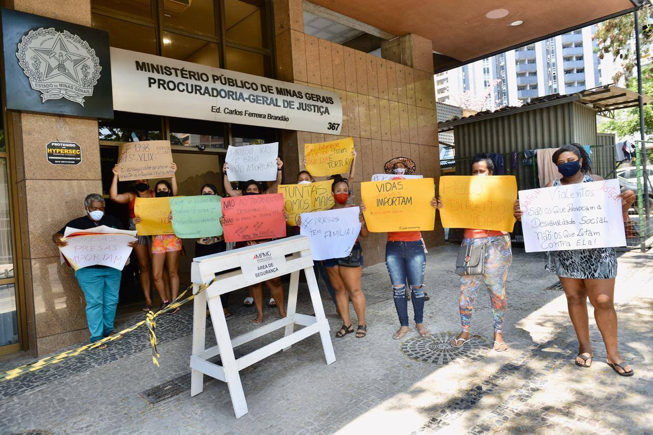 Familiares de detentos protestaram em BH nesta terça