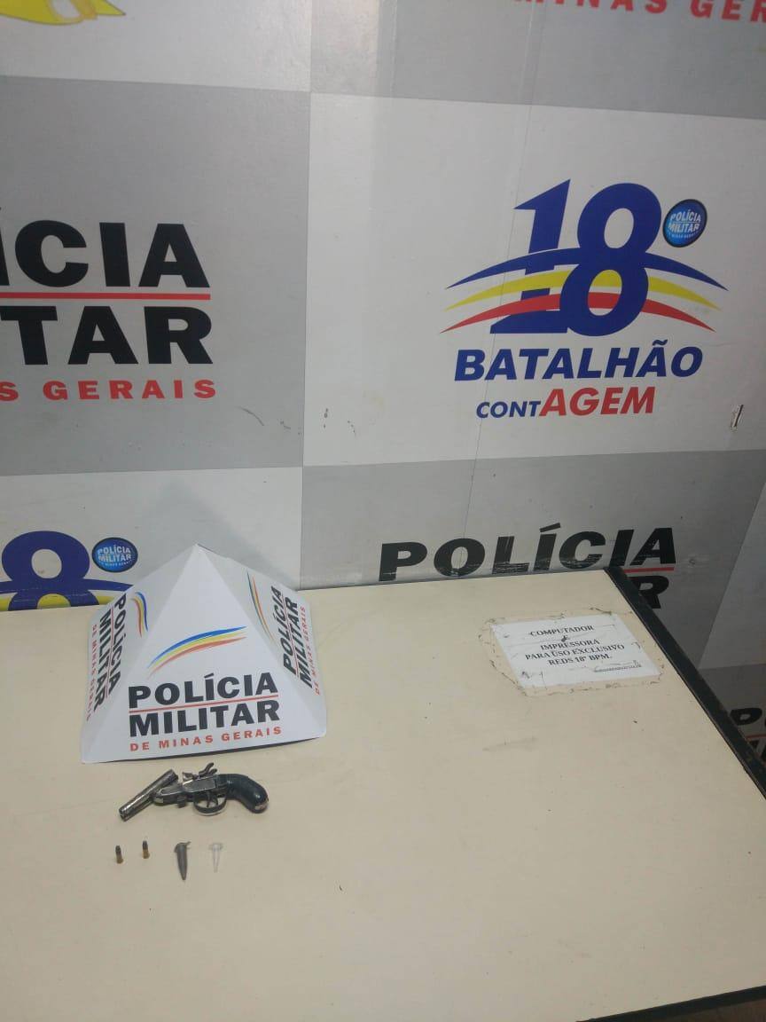 Com o homem, a polícia apreendeu uma arma de fogo, usada para intimidar a motorista do veículo