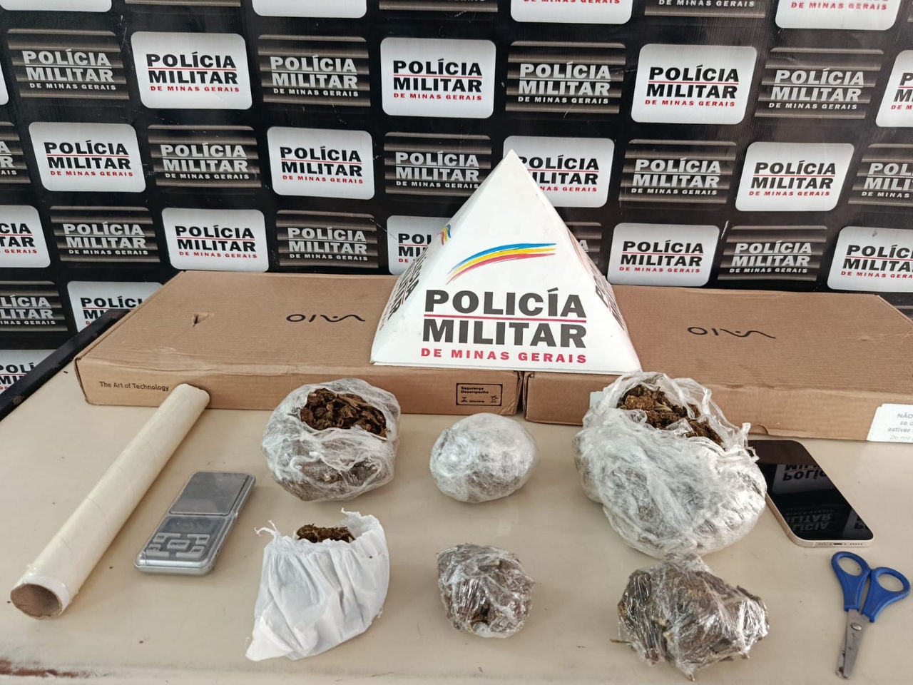 Idosa foi presa com maconha, notebooks e material para embalar drogas