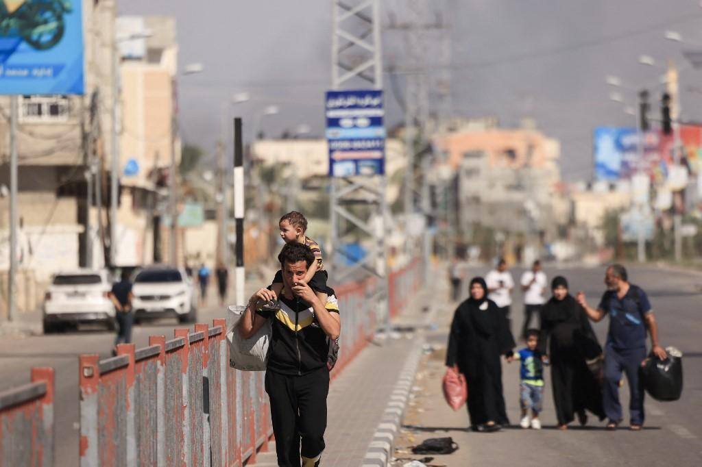 Palestinos se deslocam a pé em Cidade de Gaza