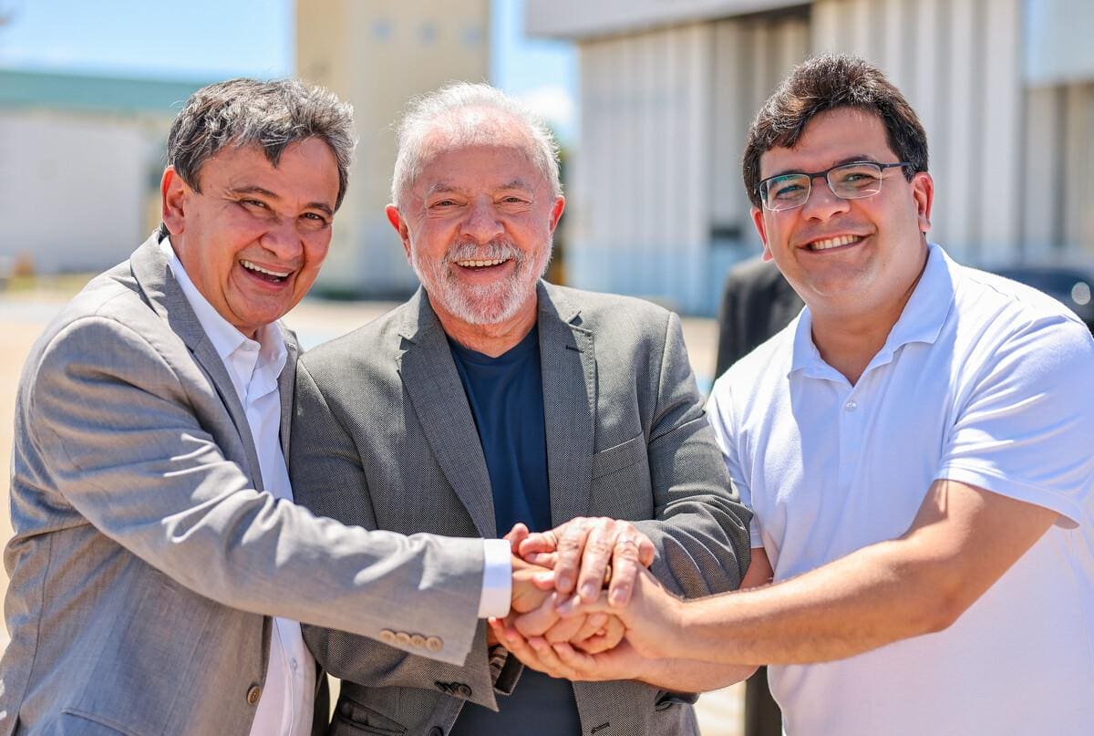 No Piauí, ex-presidente Lula pediu votos para si e para os também petistas Wellington Dias, à esquerda, e Rafael Fonteles, à direita