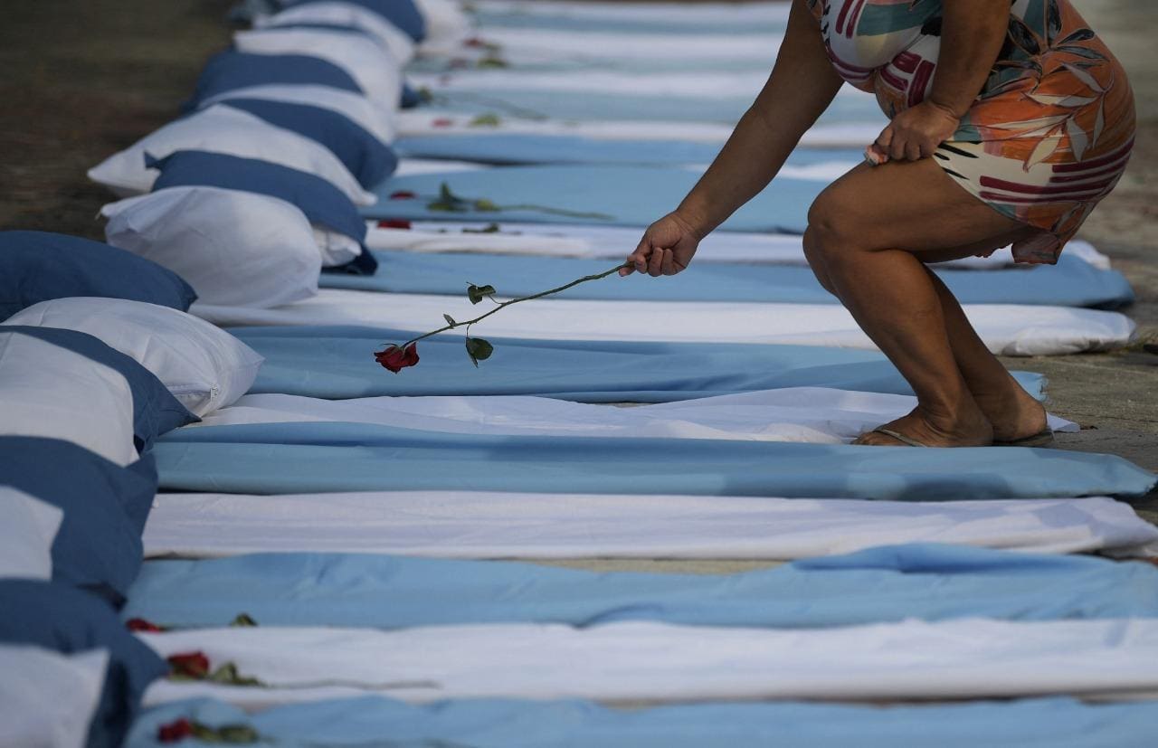 No Rio de Janeiro ativistas promovem um protesto contra o levante números de mortes por covid-19 no  Brasil