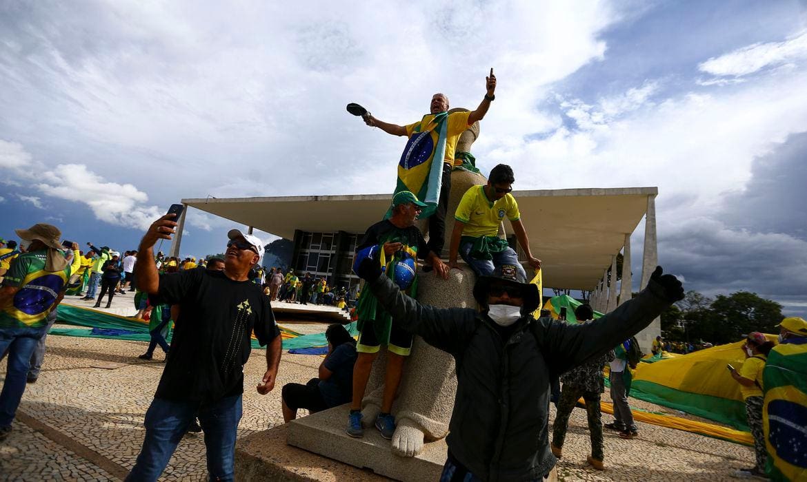 Na imagem, pessoas invadem o prédio do Supremo Tribunal Federal (STF), em 8 de janeiro, durante os atos em Brasília