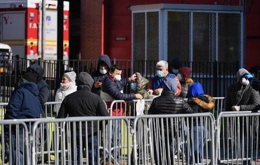 Fila de pessoas nos Estados Unidos para fazerem o teste contra o coronavírus