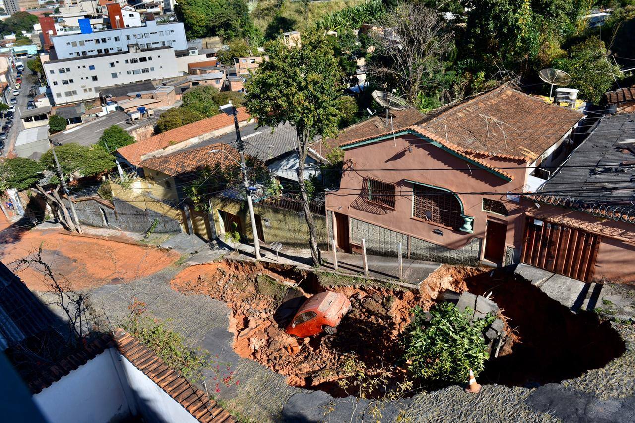 Cratera "engoliu" um carro na manhã desta quinta-feira