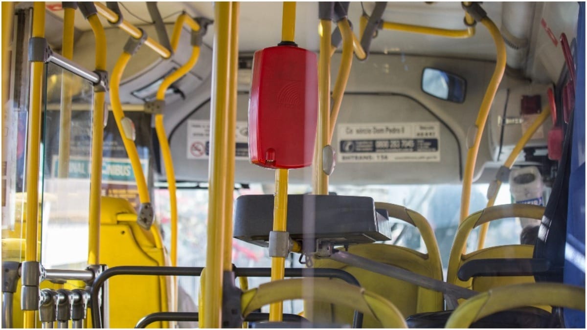Super lotado na parte de trás, a parte da frente permanece vazia e limita a quantidade de passageiros.
