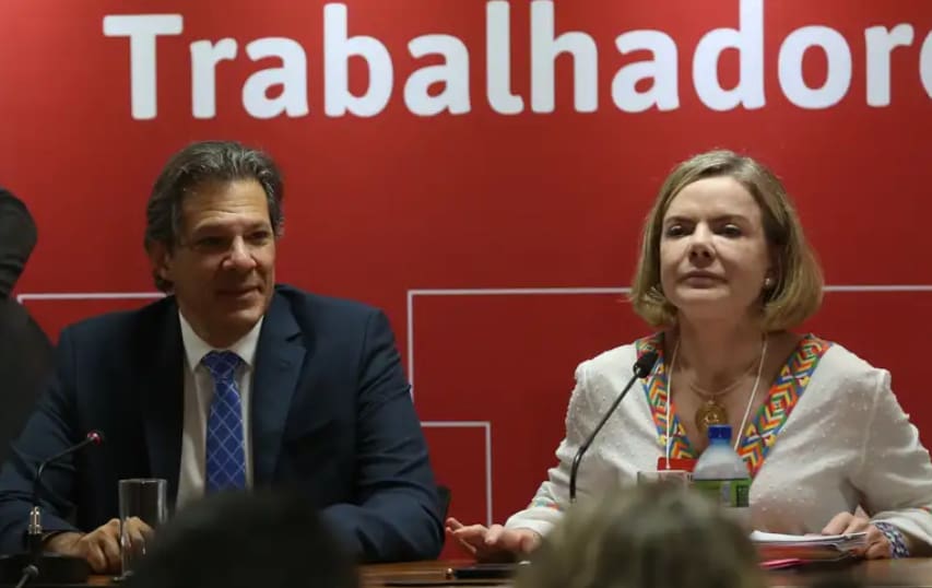 Na imagem, o ministro da Fazenda, Fernando Haddad, e a presidente do PT, Gleisi Hoffmann