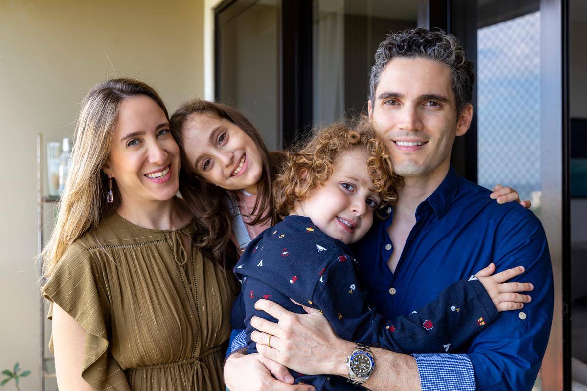 Teresa Ruas, fundadora e presidente da Associação do Cuidado Integral à Prematuridade (Acip), e o marido, Marcel Desco, ao lado dos dois filhos do casal