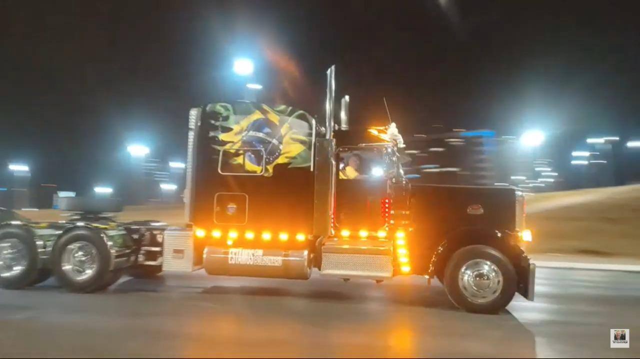 Na imagem, um caminhão com a bandeira do Brasil; caminhoneiros chegam à Brasília para 7 de setembro
