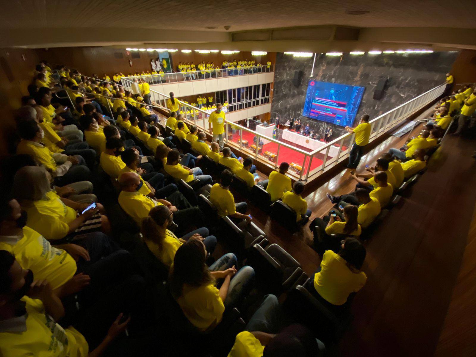 Utilizando camisas amarelas, manifestantes que defendem a derrubada do veto do governador lotam as galerias da Assembleia