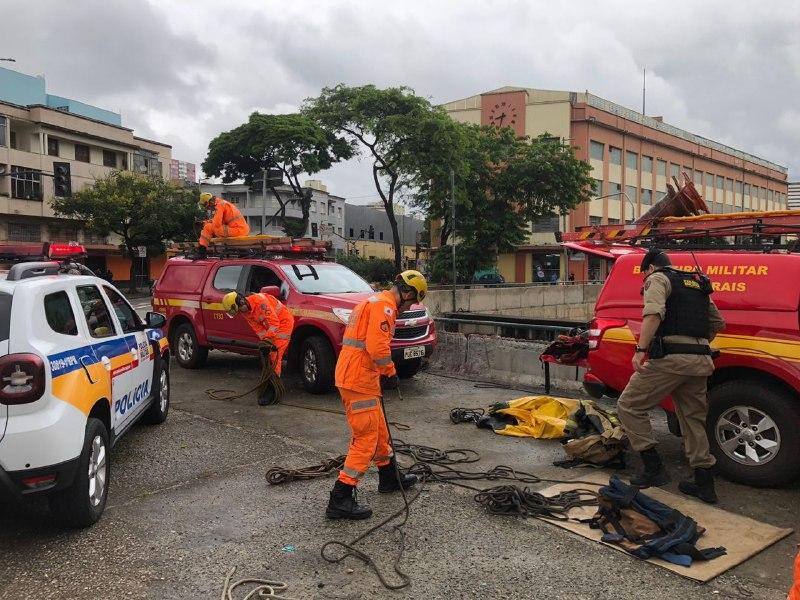 Duas equipes dos bombeiros resgataram o corpo