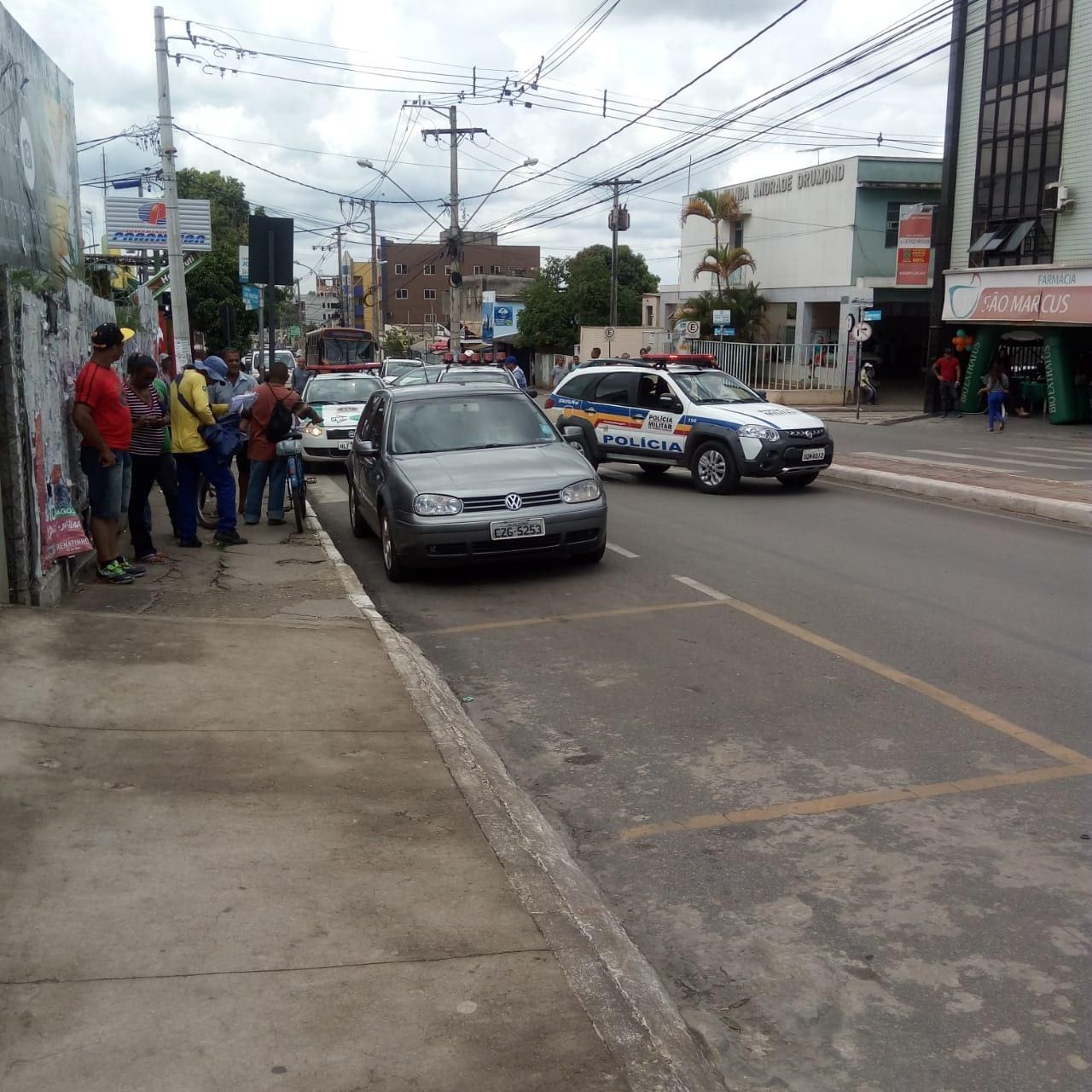 Banco ficou cercado de policiais